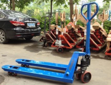 The application of manual forklifts in logistics work