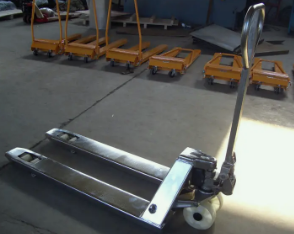 Which type of transport truck is good for cold chain logistics