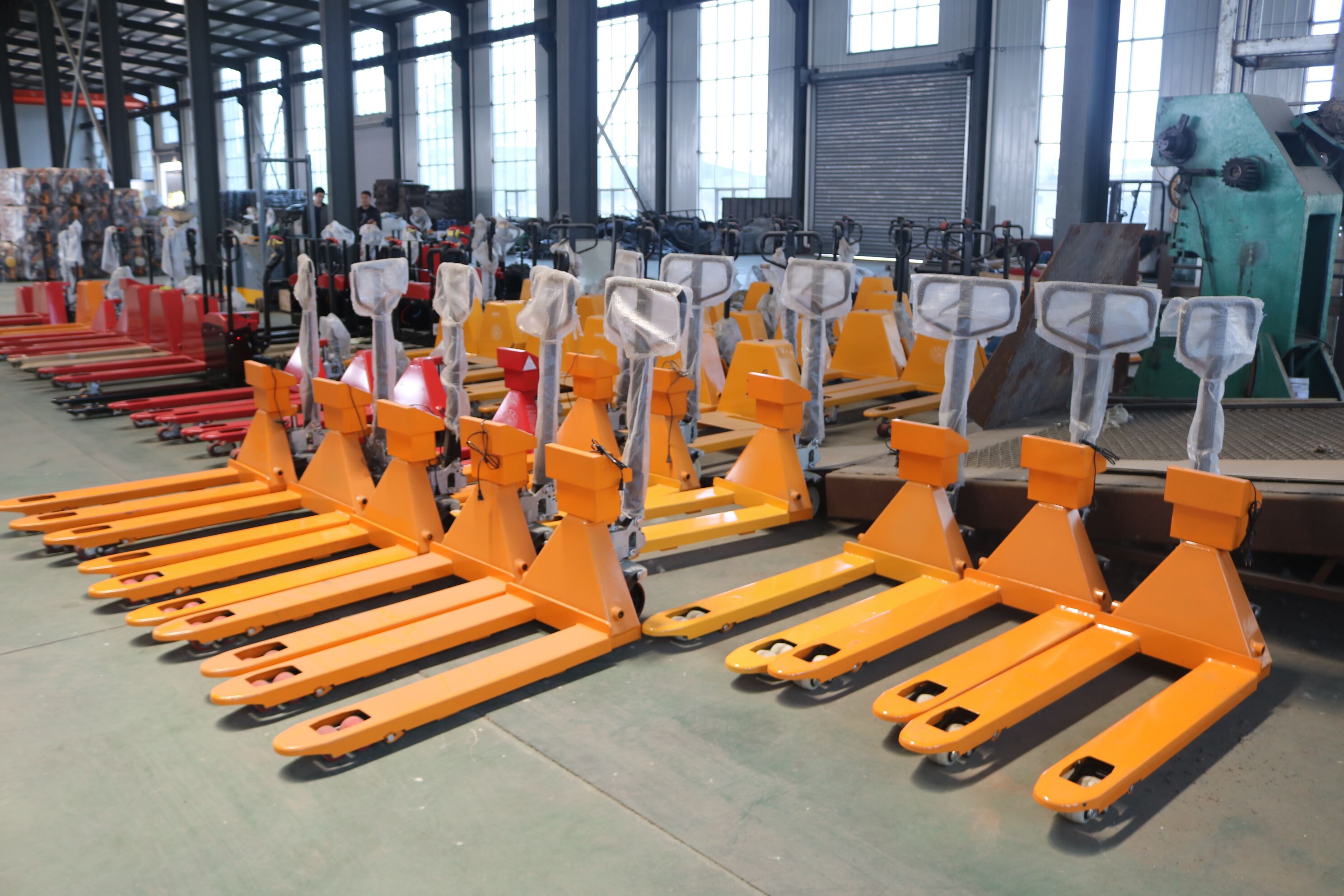The Advantages of Manual Forklifts