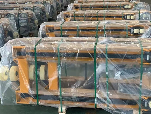 What are the two main types of pallet trucks?
