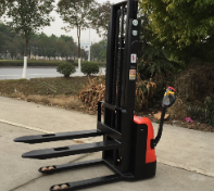 What should be paid attention to when turning and reversing a hydraulic forklift
