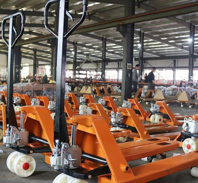 Selection and refueling method of hydraulic oil for manual hydraulic handling vehicles