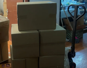 The benefits of using manual hydraulic forklifts to transport goods in gift box packaging factories