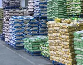 Manual hydraulic forklift for handling and loading/unloading of grain and oil storage goods