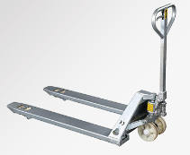 The workshop of Dalian Seafood Processing Factory uses Guanhang stainless steel manual hydraulic handling vehicles to transport materials