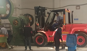 Application of electric bulldozer forklift in factory relocation